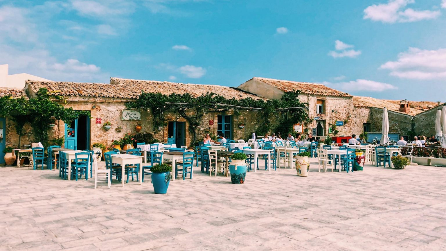 pizza-regina-margherita-a-marzamemi-in-sicilia-italia-1536x864